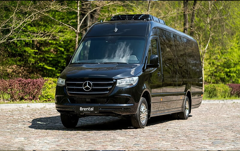 Sprinter nero in allestimento executive, esterno
