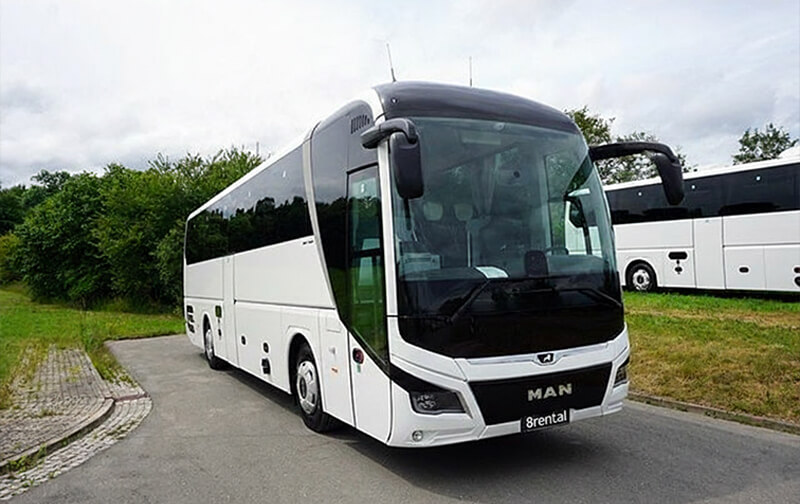 Pullman granturismo MAN Lion's Coach da 49 posti, vista anteriore di tre quarti